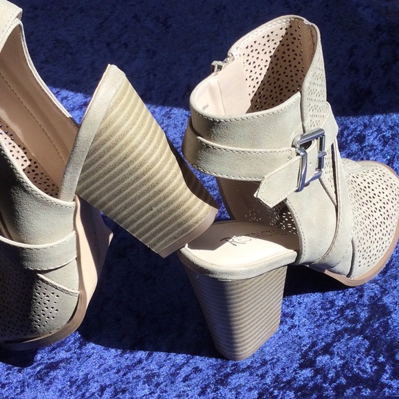 Boots - Picture 5 of 6